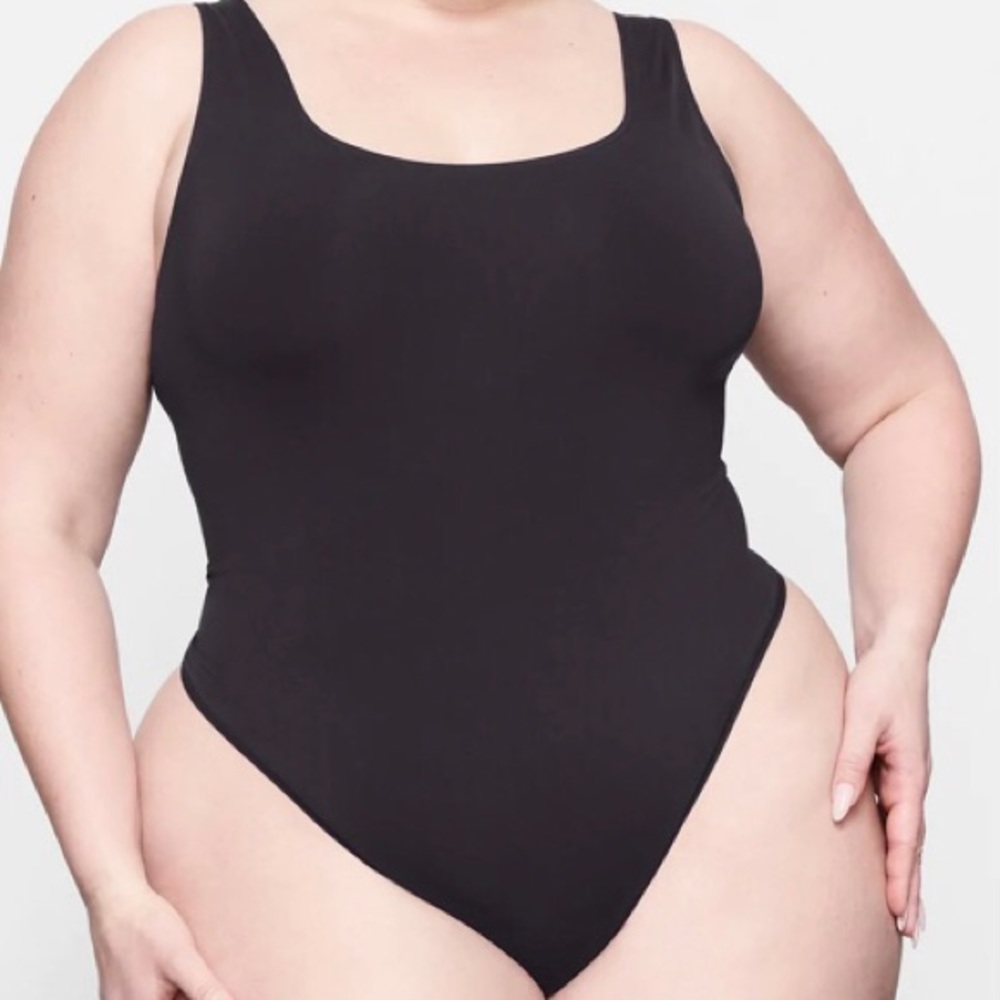 SKIMS SOFT SMOOTHING THONG BODYSUIT NWOT